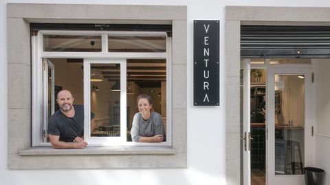Gonzalo y Blanca, asomados a la ventana de su nuevo mesón, Ventura, en el 59 de la calle del Sol