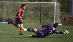 El portero visitante, uno de los mejores de su equipo, deteniendo un tiro al jugador lalinense. 