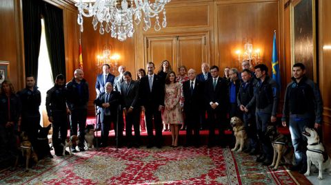 Los Reyes posan para la foto de familia durante su audiencia a los galardonados con las Medallas de Asturias 2017 hoy en Oviedo, donde presiden la ceremonia de entrega de los Premios Princesa de Asturias 2017, que este a�o recaen, entre otros, en la Uni�n Europea, el grupo musical y humor�stico argentino Les Luthiers, la pensadora brit�nica Karen Armstrong, el escritor polaco Adam Zagajewski o la selecci�n masculina de rugby de Nueva Zelanda