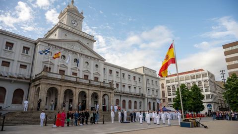 Arriando de bandera celebrado el viernes por la tarde en la plaza de Armas de Ferrol.