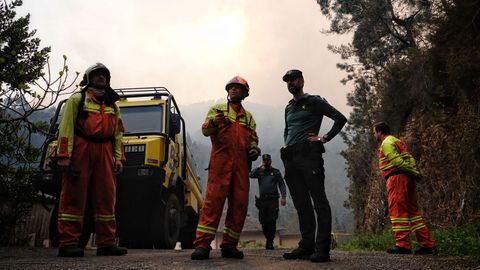 Trabajos de extinci�n en los incendios de Tineo y Vald�s