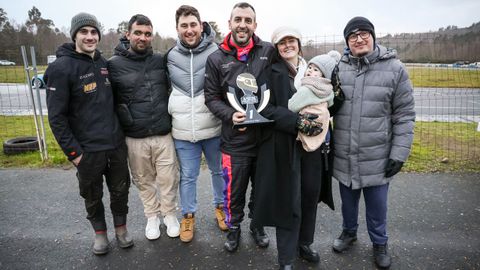 Pablo L�pez, en el centro de la imagen compartiendo su trofeo de campe�n del M�ster con su mujer, su hija y varios de su allegados