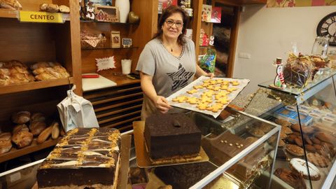 Isabel Maseda, este mi�rcoles en su panader�a de Covas con turrones artesanos y dulces navide�os
