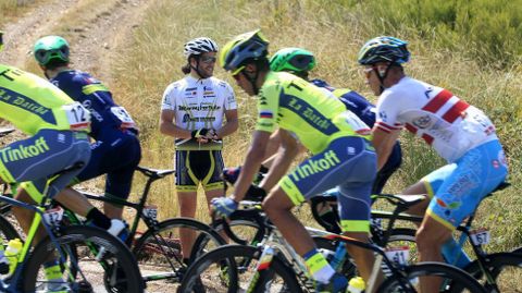 El pelot�n, todav�a en Monforte pero ya camino del ca��n del Sil