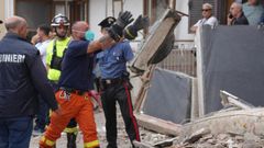 Labores de rescate en el lugar de un edifici�que cay�en Saviano, distrito de N�poles, a causa de una fuerte explosi�n.