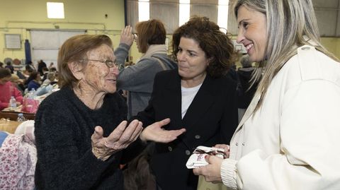 La palilleira m�s veterana, Carme Fidalgo, charla con la subdelegada del Gobierno y con la alcaldesa de Vimianzo