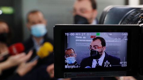 El presidente del Principado, Adri�n Barb�n, atiende a los medios