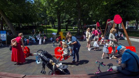  Reabren parques y zonas infantiles en Oviedo, tras el estado de alarma que una vez finalizado, y con �l, las restricciones impuestas para frenar la pandemia de coronavirus.