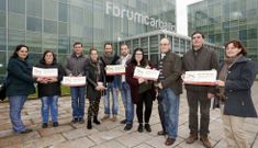 Los directivos de la asociaci�n de A Milagrosa y los ganadores del sorteo, delante del F�rum. 