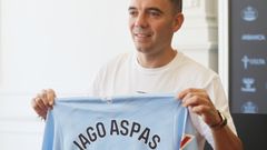Iago Aspas posa con la camiseta que simboiliza su vinculaci�n con el Celta hasta el 2029, aunque solo una temporada m�s como futbolista en activo.