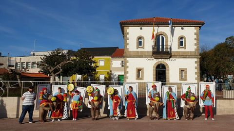 Comparsas en la plaza del Concello de Sober