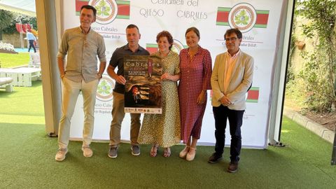 Por la izquierda, David Fern�ndez-Prada (CEO de Gustatio), Benigno P�rez (presidente de la DOP Cabrales), Encarni Bada (queser�a �ngel D�az Herrero, ganadora del pasado certamen), Bego�a L�pez (directora general de Agricultura, Agroindustria y Desarrollo Rural) y Jos� S�nchez (Alcalde de Cabrales).