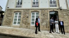 V�zquez, Arias y el alcalde de Pant�n ante una vivienda reci�n rehabilitada en este municipio