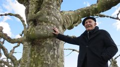 Jes�s G�mez Gonz�lez, en una fotograf�a hecha en el 2018, cuando ten�a 92 a�os, junto a uno de los �rboles que vio plantar en la Alameda de Chantada cuando era ni�o