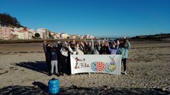 Alumnos del CPI Cabo da Area en una limpieza en Camelle con Mar de F�bula