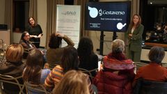 La ginec�loga Vanessa Lora, a la izquierda, junto a la CEO de Gestaverso, Mar�a Cantos, durante la presentaci�n en Lugo