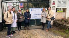 La delegada territorial de la Xunta, Martina Aneiros, junto a representantes de Asfedro a las puertas de la comunidad teraputica Tito Pena.