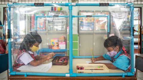 Alumnos de primaria en una escuela de Bangkok