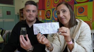 Los profesores Diego Vilariño y Paula Fernández muestran el mensaje