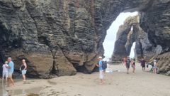 La playa de As Catedrais, en imagen de este verano, �nicamente es visitable durante la marea baja
