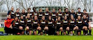 Garc�a Eiras -primera por la derecha arrodillada- en una concentraci�n de esta temporada.