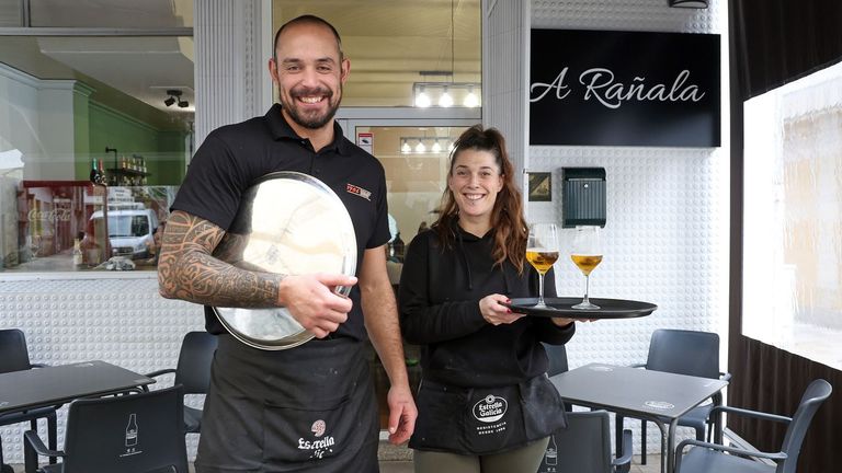 Juan P�rez y Laura Mu�iz dieron vida a un nuevo bar en A Pobra