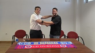 Javier Orb�n, presidente de la UD Ourense, y Pablo Campelo, presidente de la UD Barbad�s, tras firmar el convenio de filialidad entre ambos clubes
