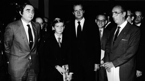 El doctor Adolfo Barthe Aza, con el entonces rey Juan Carlos I, el prncipe Felipe y Graciano Garca, con motivo de la constitucin de la Fundacin Prncipe de Asturias