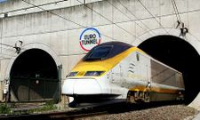 Un tren emerge del t�nel del Canal de La Mancha en el 2006.