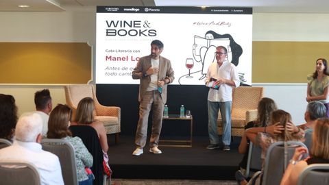 El escritor Manel Loureiro particip� en el ciclo Wine & Books celebrado en el Palacio de Congresos y Exposiciones de A Toxa
