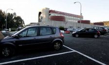 A falta de unas obras de las que nada se sabe, la parcela de ampliaci�n se usa como p�rking.