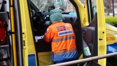 Personal sanitario del 061 con material de proteccin en Vigo