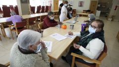 Fina y Mela, en el taller de estimulaci�n cognitiva de la residencia de Esteiro