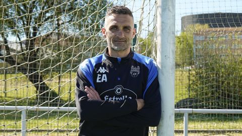 Churre posando con la equipaci�n de entrenador asistente en el Pontevedra