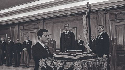Adolfo Su�rez, jurando el cargo de presidente del Gobierno, ante el rey y Fern�ndez Miranda, el 5 de julio de 1976 en la Zarzuela.
