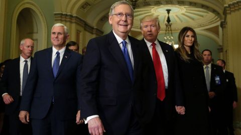 Pence, segundo por la izquierda, junto al presidente elector, su esposa y el l�der de la mayor�a republicana en el Senado, Mitch McConnell