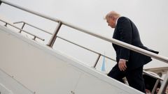 Trump sube al Air Force One en el aeropuerto de Pek�n para emprender el regreso a Estados Unidos.