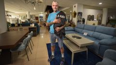Geno del R�o, en su tienda Muebles del R�o, con una sudadera del C.D. Bueu