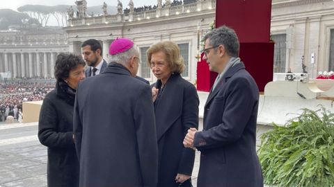 La reina emrita, Sofa, asiste al funeral del papa Benedicto XVI acompaada por el ministro Flix Bolaos