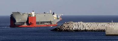 El casco del buque anfibio �Canberra�, a lomos de la plataforma semisumergible �Blue Marlin�, hace un a�o en A Coru�a.