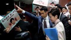 Carrie Lam sale del Congreso de Hong Kong entre las potestas de los opositores