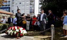 Fina Mart�nez, hija del alcalde vigu�s fusilado en 1936 -sentada-, acudi� al acto institucionel. 