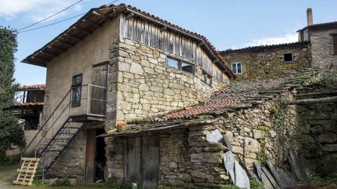 Antiguas bodegas en la aldea de A Cruz