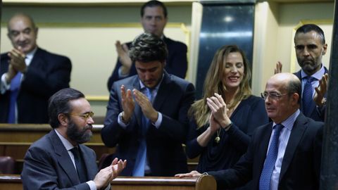 El diputado de Vox Antonio Gil L�zaro, es aplaudido por sus compa�eros despu�s de que la formaci�n verde haya logrado entrar en la Mesa del Congreso al menos con una vicepresidencia, tras conseguir 52 votos, todos los de su formaci�n pol�tica.