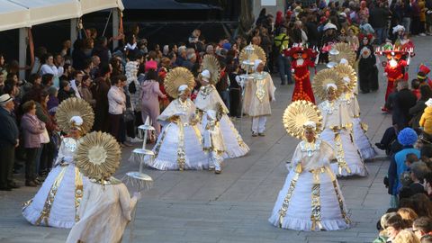 S�bado de pi�ata en Celanova.Los gruposy comparsas estuvieron muy animados, con tem�ticas variadas, como Mary Poppins, las vespas. Y el p�blico tambi�n colabor� con el  atrezzo .