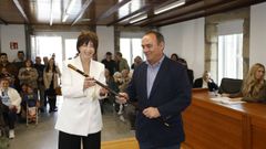 Susana Rodr�guez recogiendo el bast�n de mando de su predecesor, Manuel Rodr�guez.