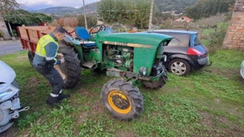 Tractor agrcola que conduca el vecino de Leiro que no tiene carn