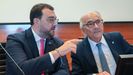 El presidente del Principado, Adri�n Barb�n (i) junto al presidente de los Cursos de La Granda, Benigno Pend�s (d), durante la clausura de la XLVIII edici�n de los Cursos de La Granda, que se despiden con una conferencia sobre los retos de la Corona a cargo del polit�logo Francisco Llera y el catedr�tico de Sociolog�a Emilio Lamo de Espinosa