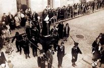 <span lang= es-es >El pasado</span>. Im�genes cedidas por la Asociaci�n pola Defensa do Patrimonio; arriba, la fiesta en el a�o 1938; abajo, una procesi�n.