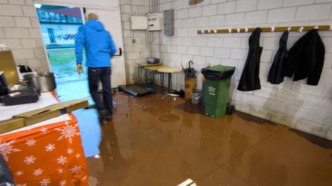 El pabell�n del colegio A Lomba se inund� por las goteras del tejado